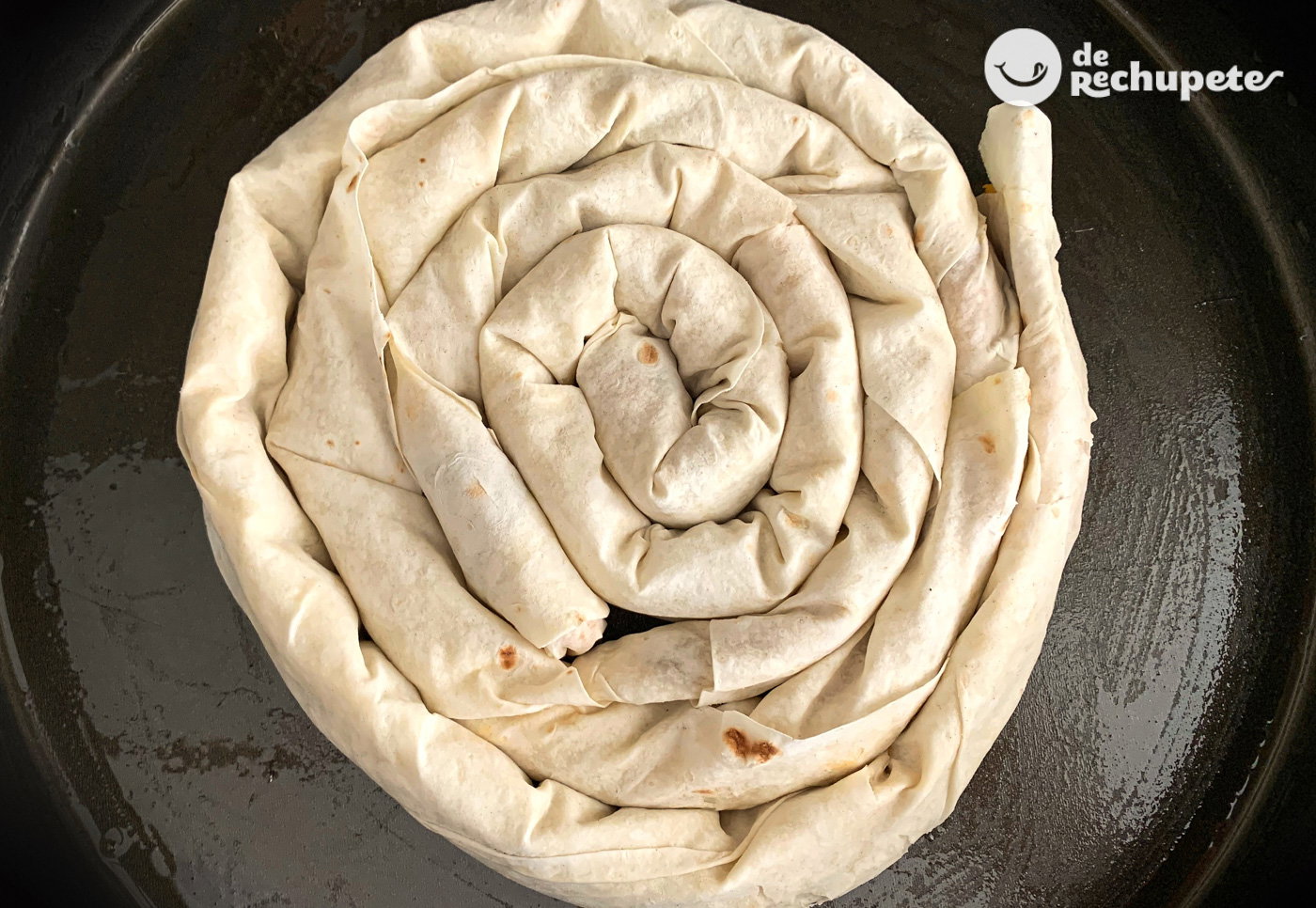 Cómo hacer spanakopita o pastel griego de espinacas, uvas pasas y queso feta