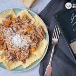 Ravioli rellenos de espinacas alla genovese. Receta italiana de pasta rellena