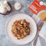 Salteado de arroz, pollo y champiñones. Receta rápida y fácil con arroz
