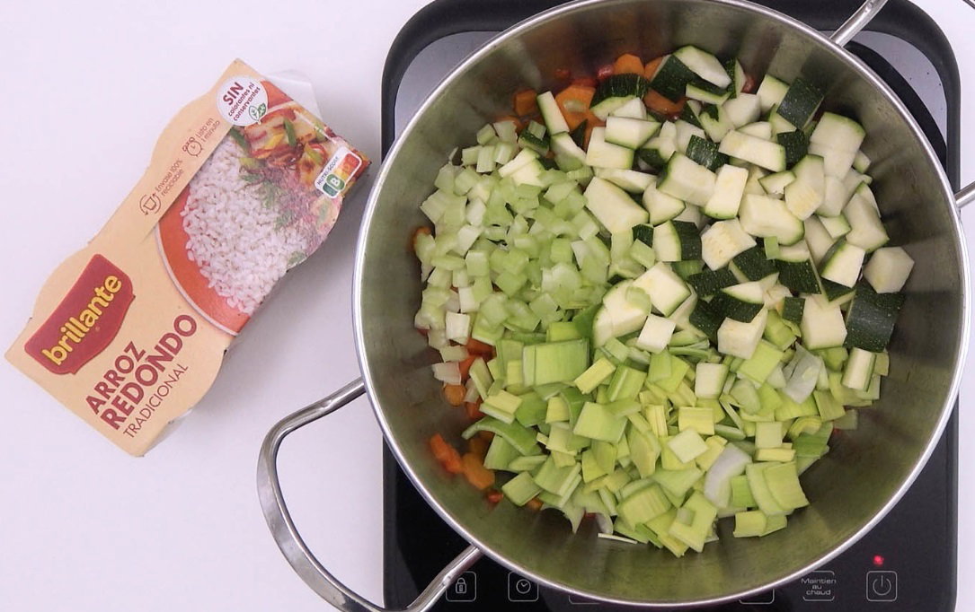 Arroz rápido con verduras salteadas. Receta vegetariana fácil