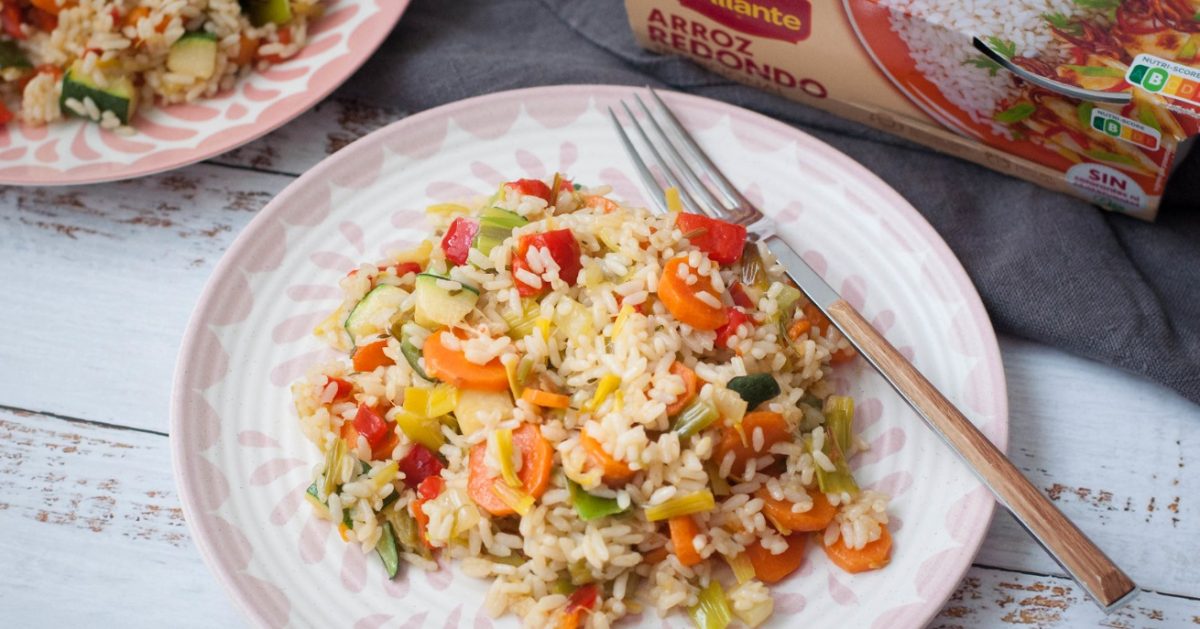Arroz rápido con verduras salteadas. Receta vegetariana fácil