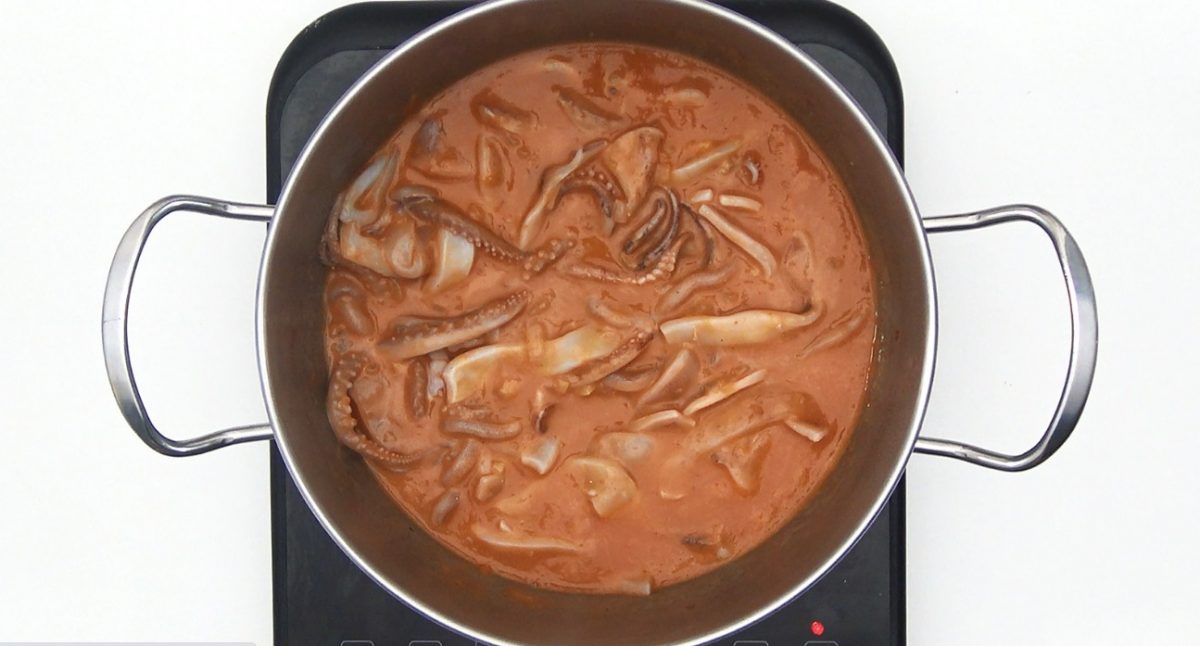 Calamares en salsa americana picante con arroz blanco. Receta paso a paso