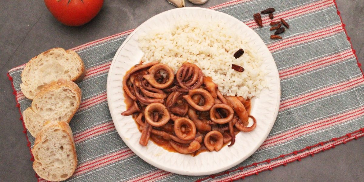 Calamares en salsa americana picante con arroz blanco. Receta paso a paso