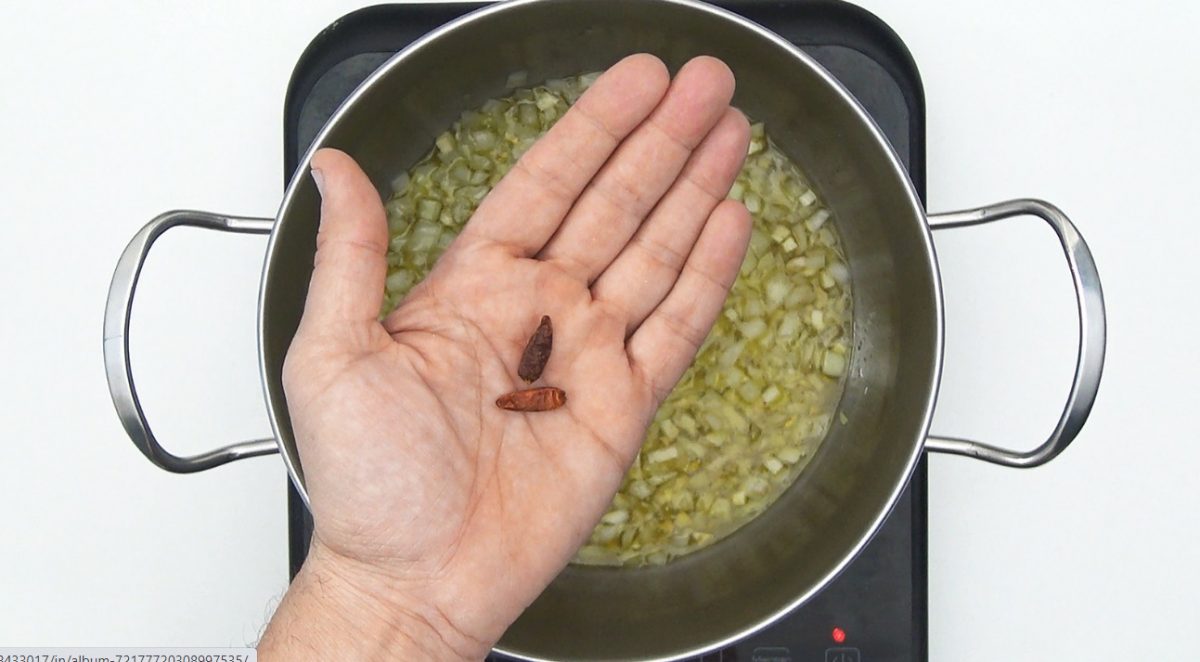 Calamares en salsa americana picante con arroz blanco. Receta paso a paso