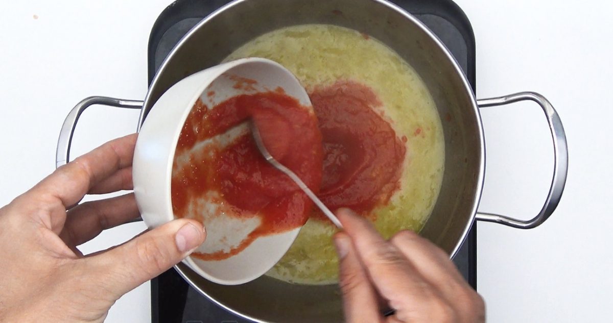 Calamares en salsa americana picante con arroz blanco. Receta paso a paso