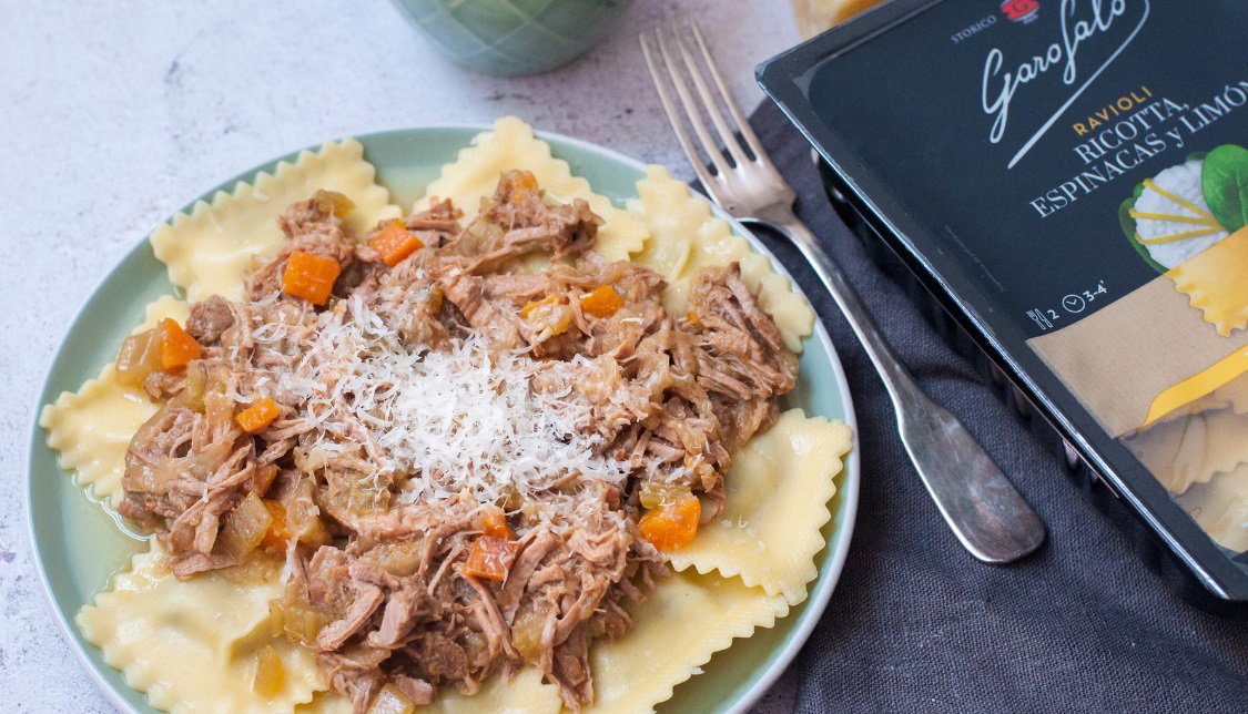 Ravioli rellenos de espinacas alla genovese. Receta italiana de pasta rellena
