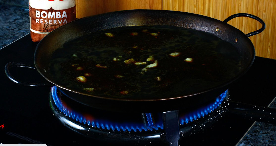 Arroz negro valenciano en paella