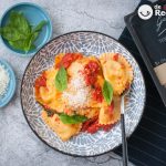 Mezzelune rellenos de ternera y Merlot en salsa de tomate arrabiata