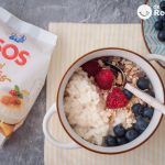 Desayuno dulce para empezar el día. Arroz con leche de avena, muesli y frutos rojos