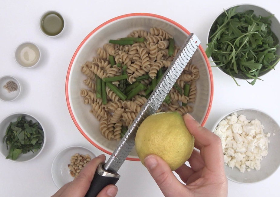Ensalada de pasta integral al estilo mediterráneo. Receta para disfrutar en verano