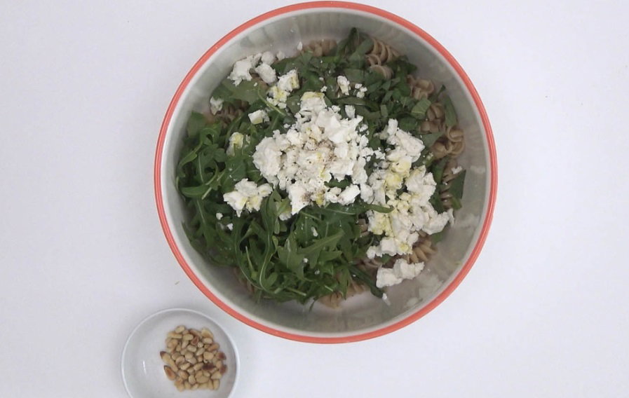 Ensalada de pasta integral al estilo mediterráneo. Receta para disfrutar en verano