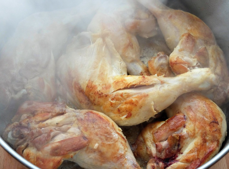 Guiso de pollo con champiñones