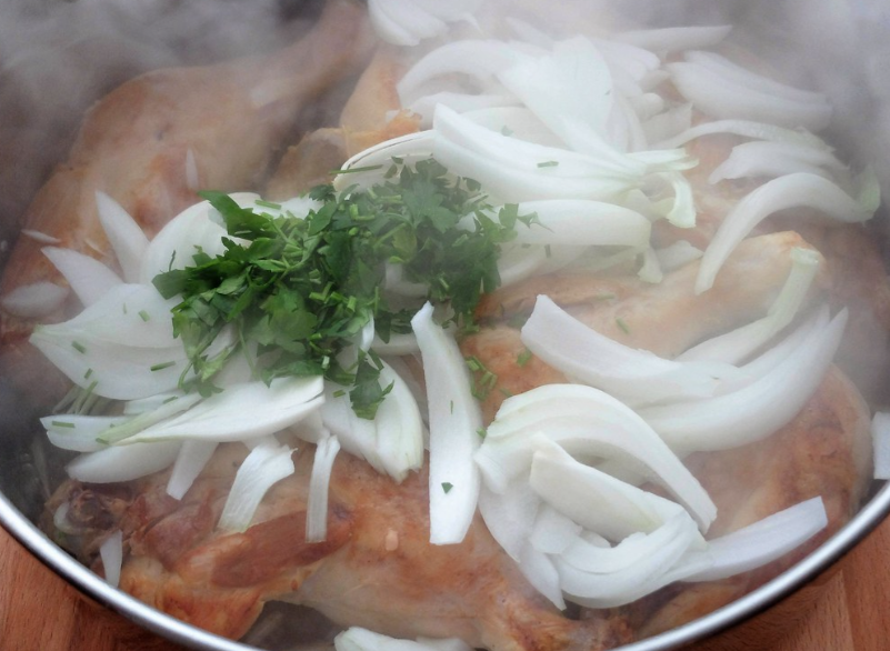 Guiso de pollo con champiñones