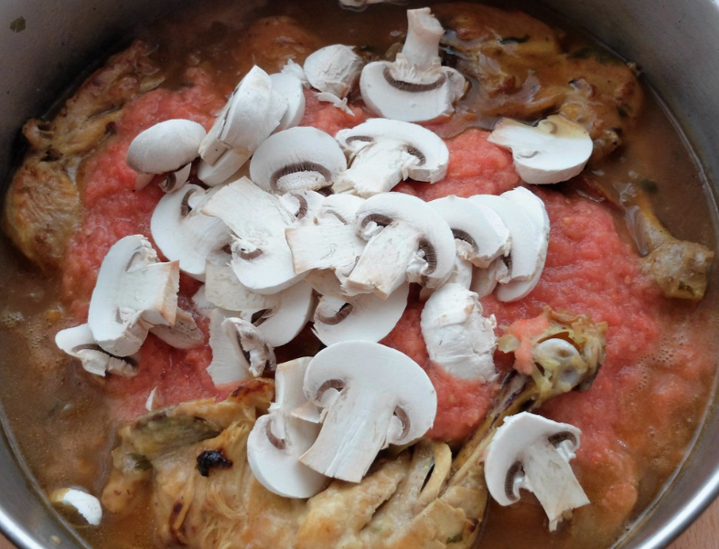 Guiso de pollo con champiñones