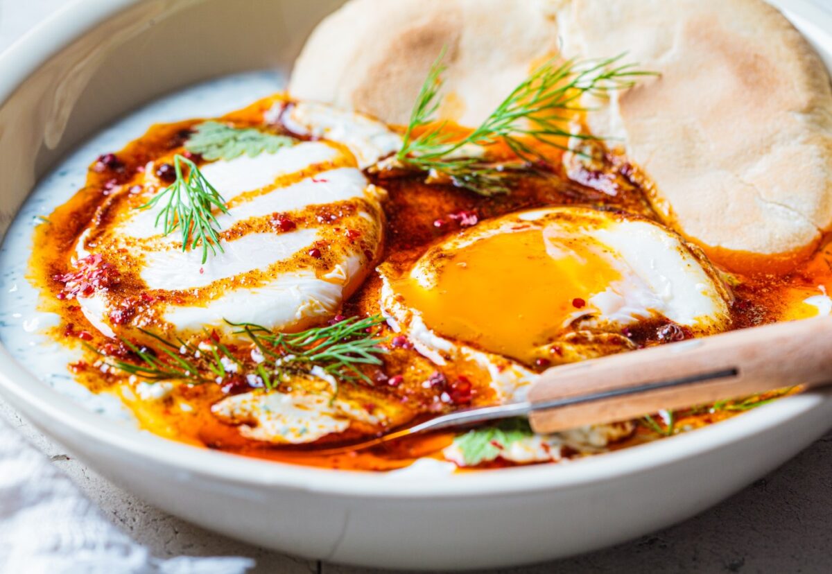 Huevos turcos o çilbir. Receta del desayuno turco paso a paso