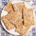 Coca de llardons o chicharrones. Receta tradicional catalana crujiente y fácil