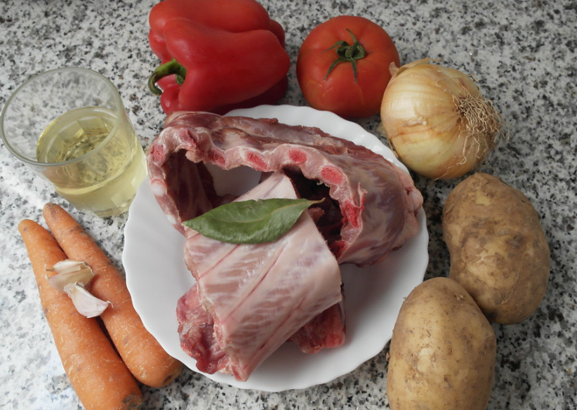 Costillas de cerdo guisadas con patatas