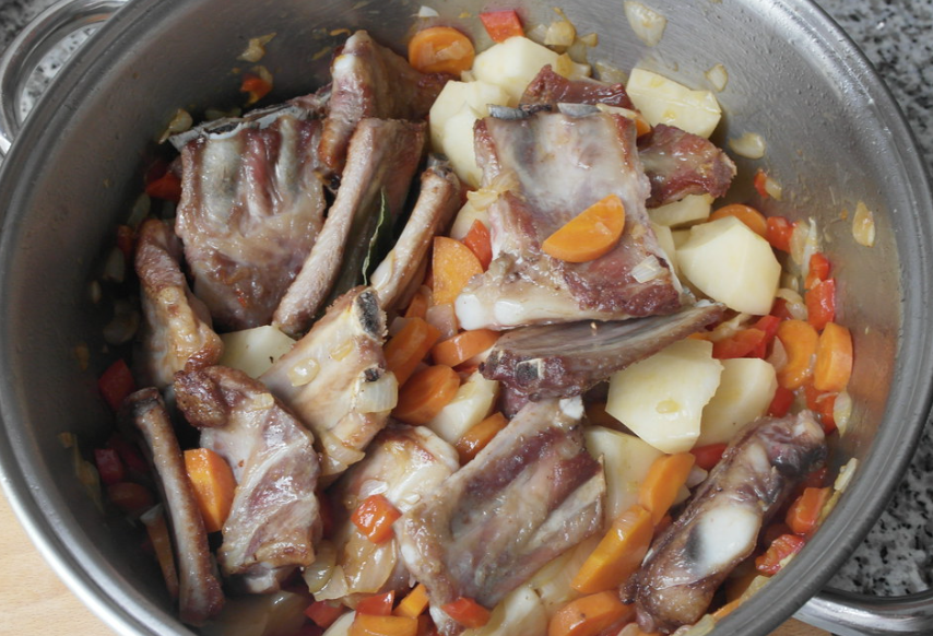 Costillas de cerdo guisadas con patatas
