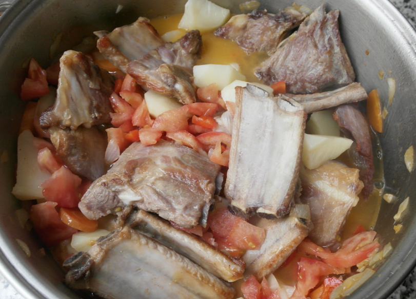 Costillas de cerdo guisadas con patatas