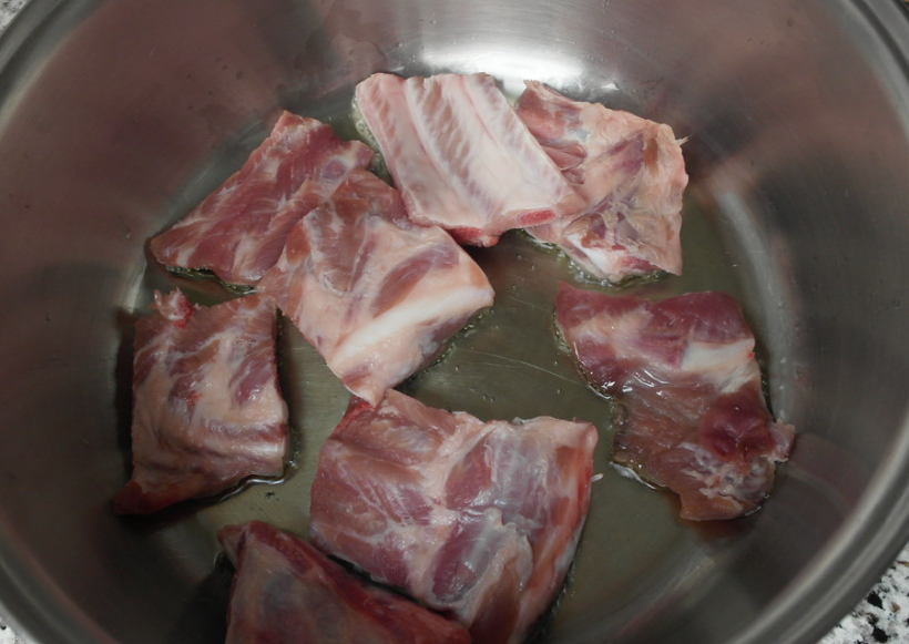 Costillas de cerdo guisadas con patatas