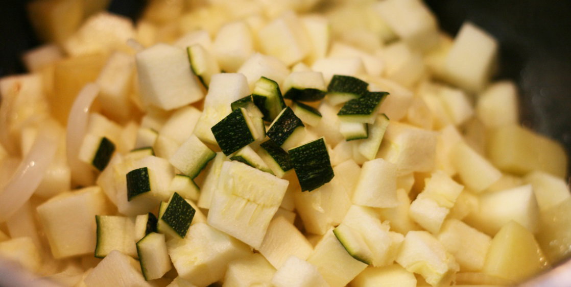 Crema de calabacín fácil. receta ideal para una cena saludable