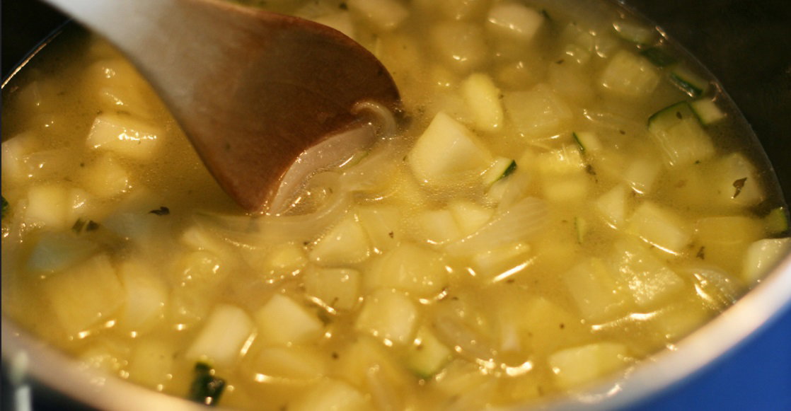 Crema de calabacín fácil. receta ideal para una cena saludable