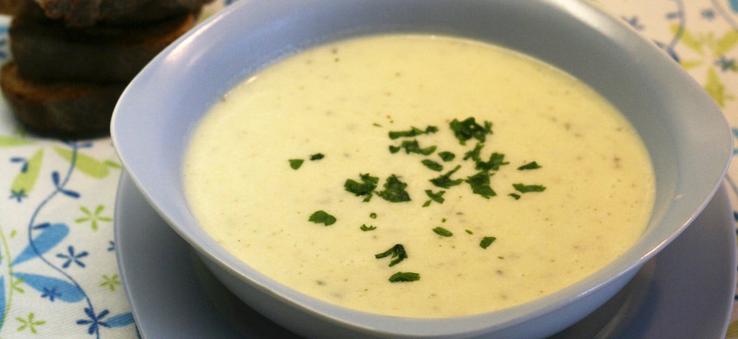 Crema de calabacín fácil. receta ideal para una cena saludable