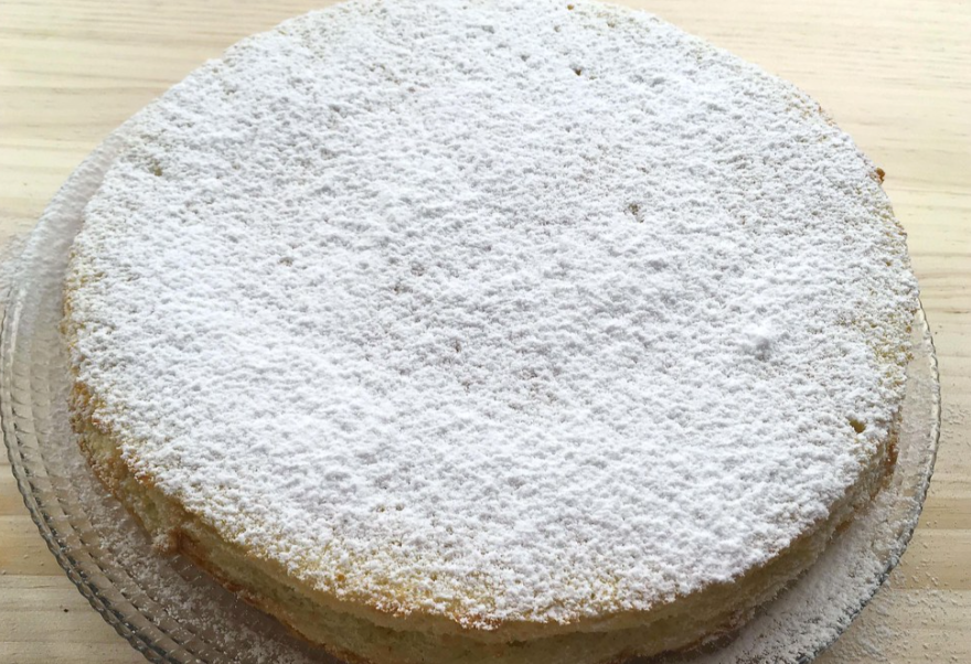 Gató de almendras o coca de almendras. Dulce de Mallorca