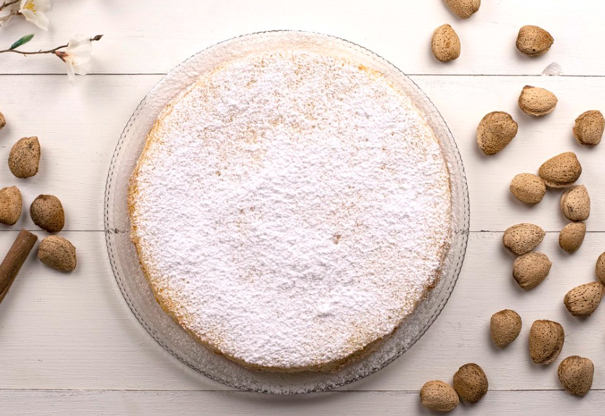 Gató de almendras o coca de almendras. Dulce de Mallorca