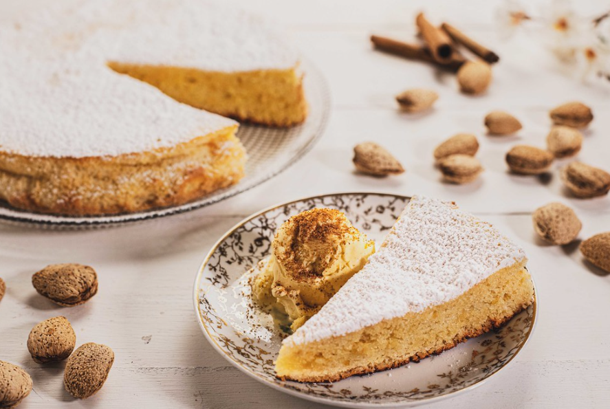 Gató de almendras o coca de almendras. Dulce de Mallorca