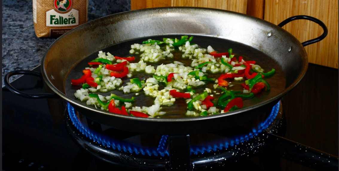 Paella de marisco, arroz tradicional valenciano