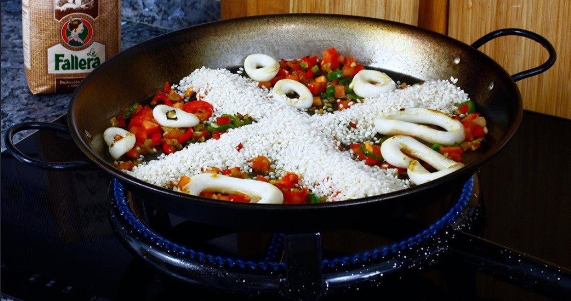 Paella de marisco, arroz tradicional valenciano