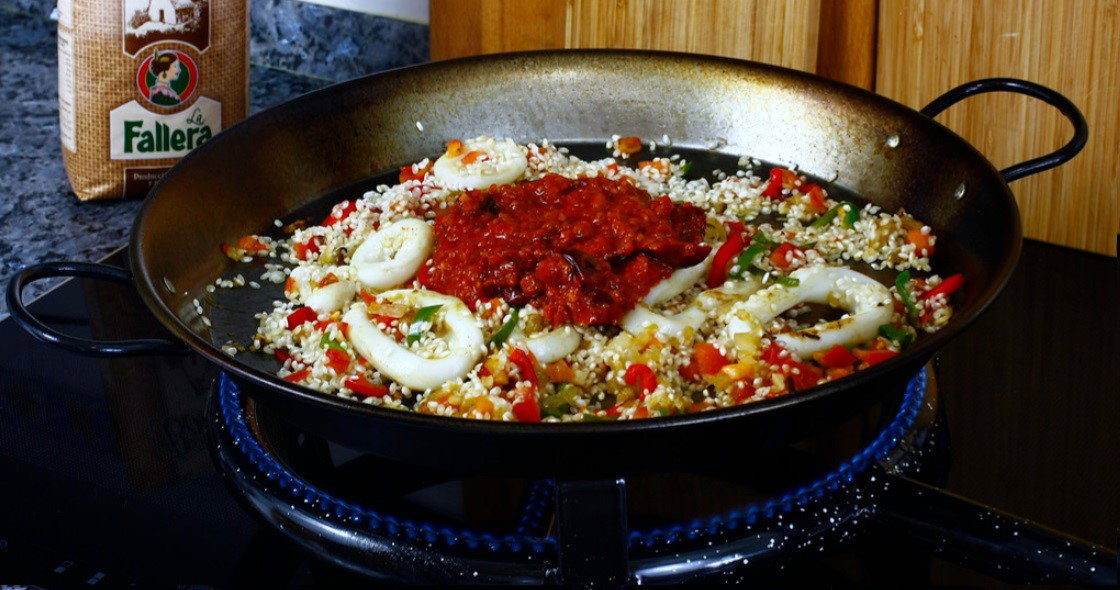 Paella de marisco, arroz tradicional valenciano