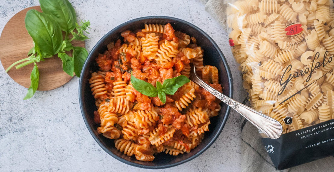 Radiatori con ragú de salchichas y albahaca. Pasta alla Campidanese