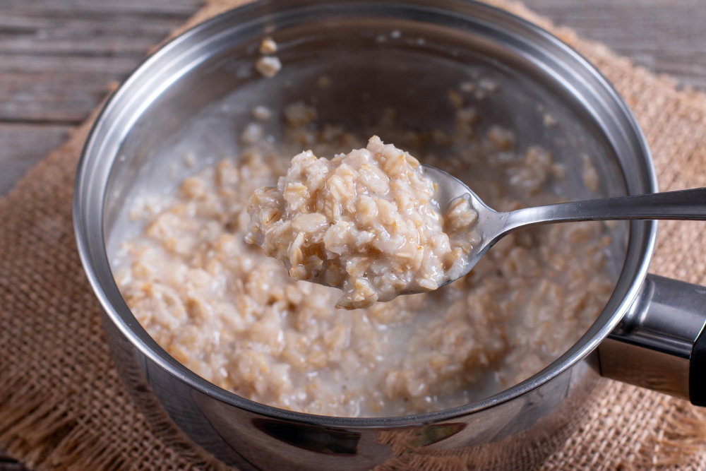 Preparando porridge en un cazo