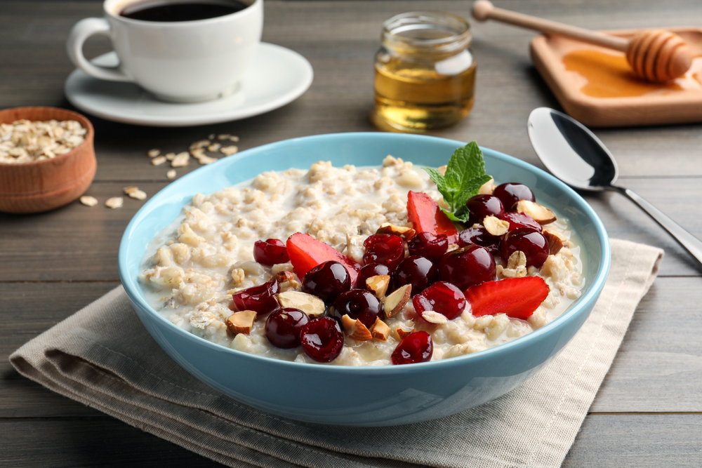 Porridge con fresas y frutos secos
