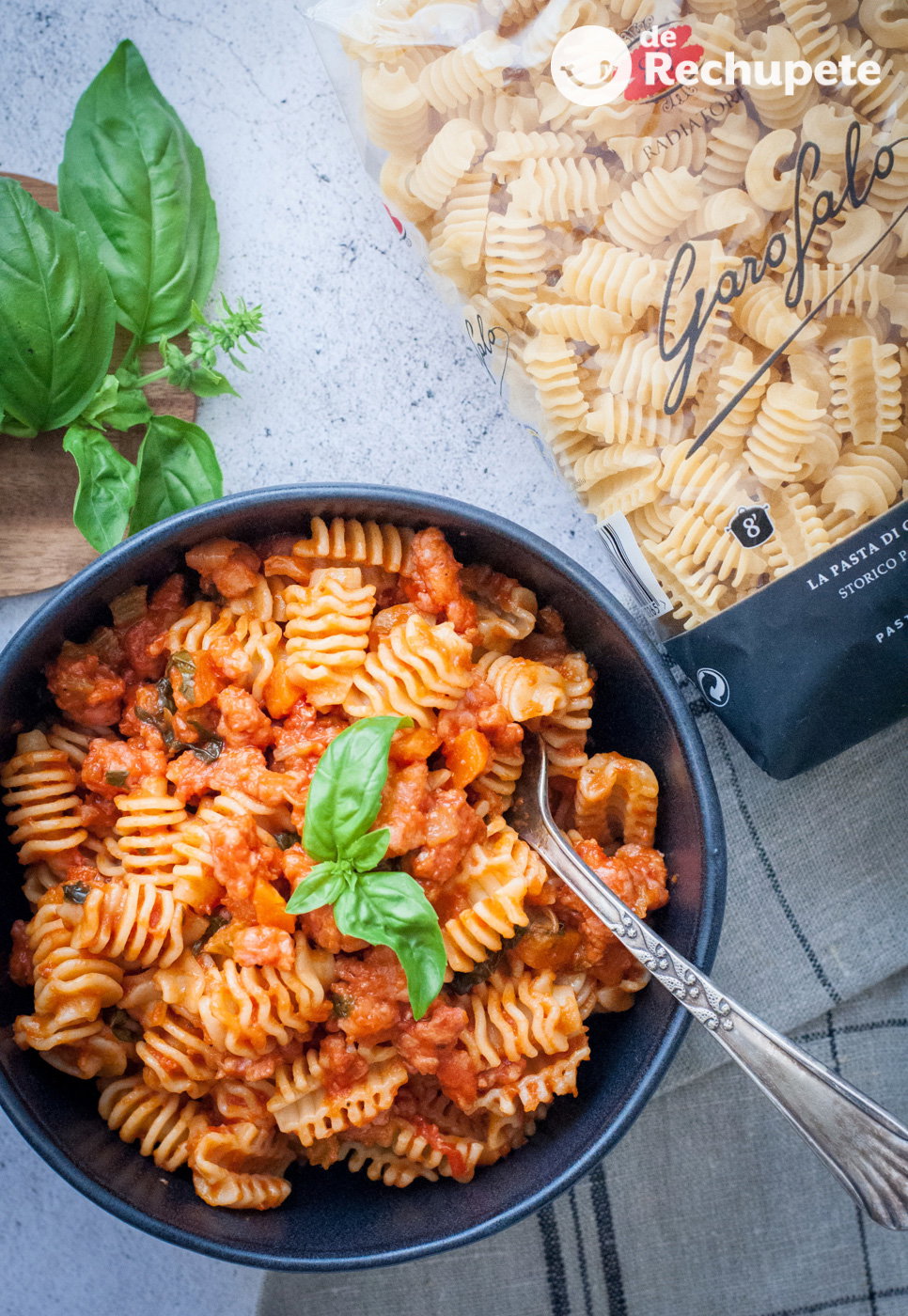 Radiatori con ragú de salchichas y albahaca. Pasta alla Campidanese