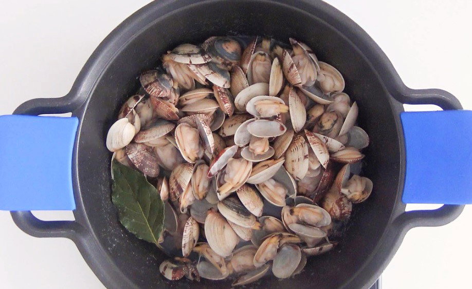 Garbanzos a la marinera con almejas y setas