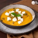 Sopa de calabaza asada con queso feta y albahaca