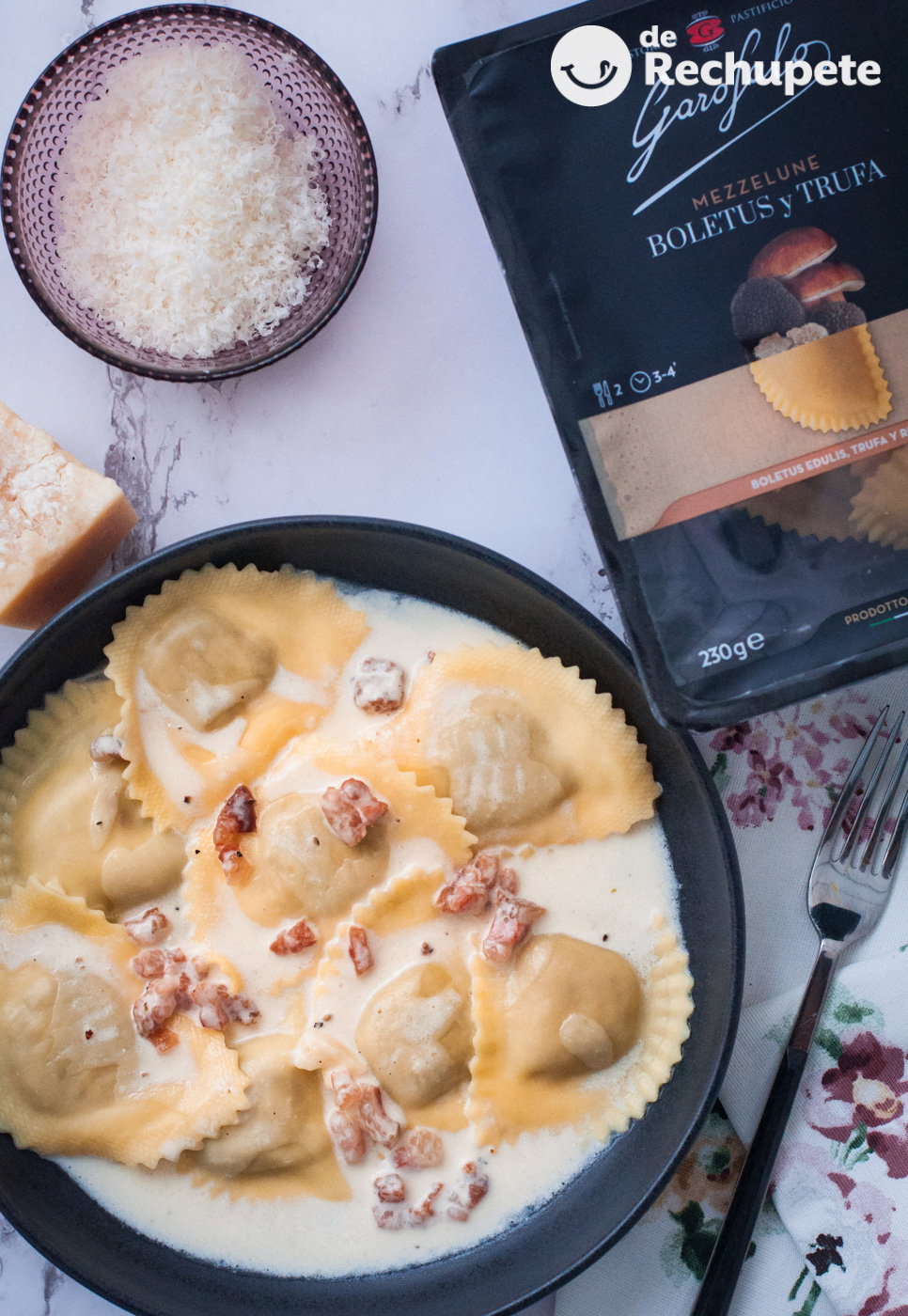 Mezzelune de boletus y trufa. Pasta rellena en salsa de nata y queso