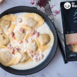 Mezzelune de boletus y trufa. Pasta rellena en salsa de nata y queso