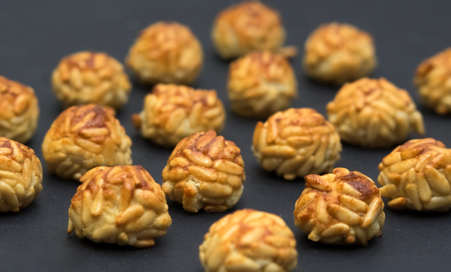 Cómo hacer panellets caseros de piñones, los más tradicionales para Todos los Santos