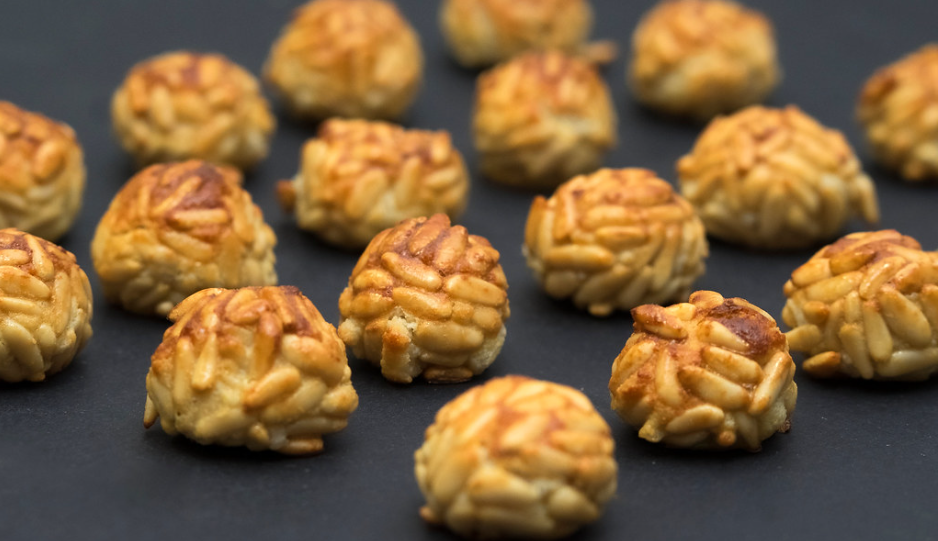 Cómo hacer panellets caseros de piñones, los más tradicionales para Todos los Santos