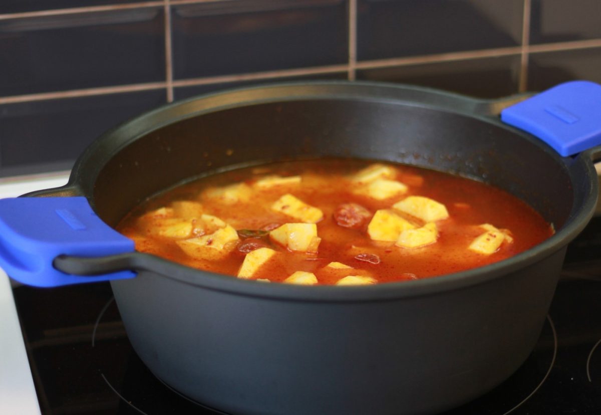 Patatas a la riojana. Receta tradicional de patatas con chorizo