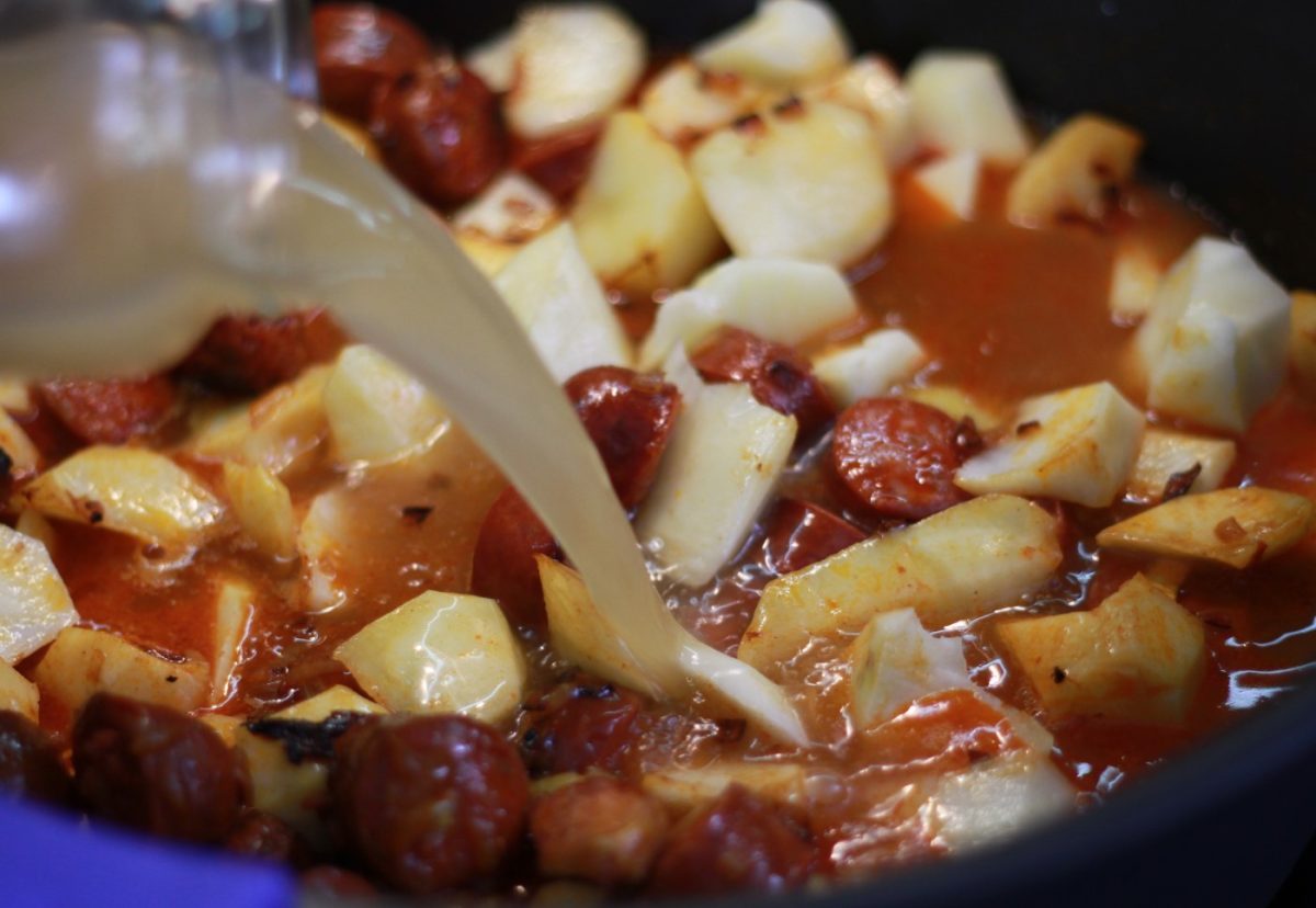 Patatas a la riojana. Receta tradicional de patatas con chorizo