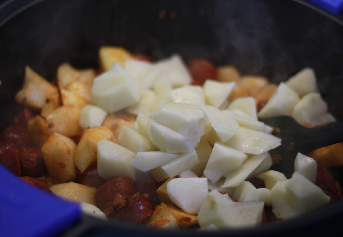 Patatas a la riojana. Receta tradicional de patatas con chorizo