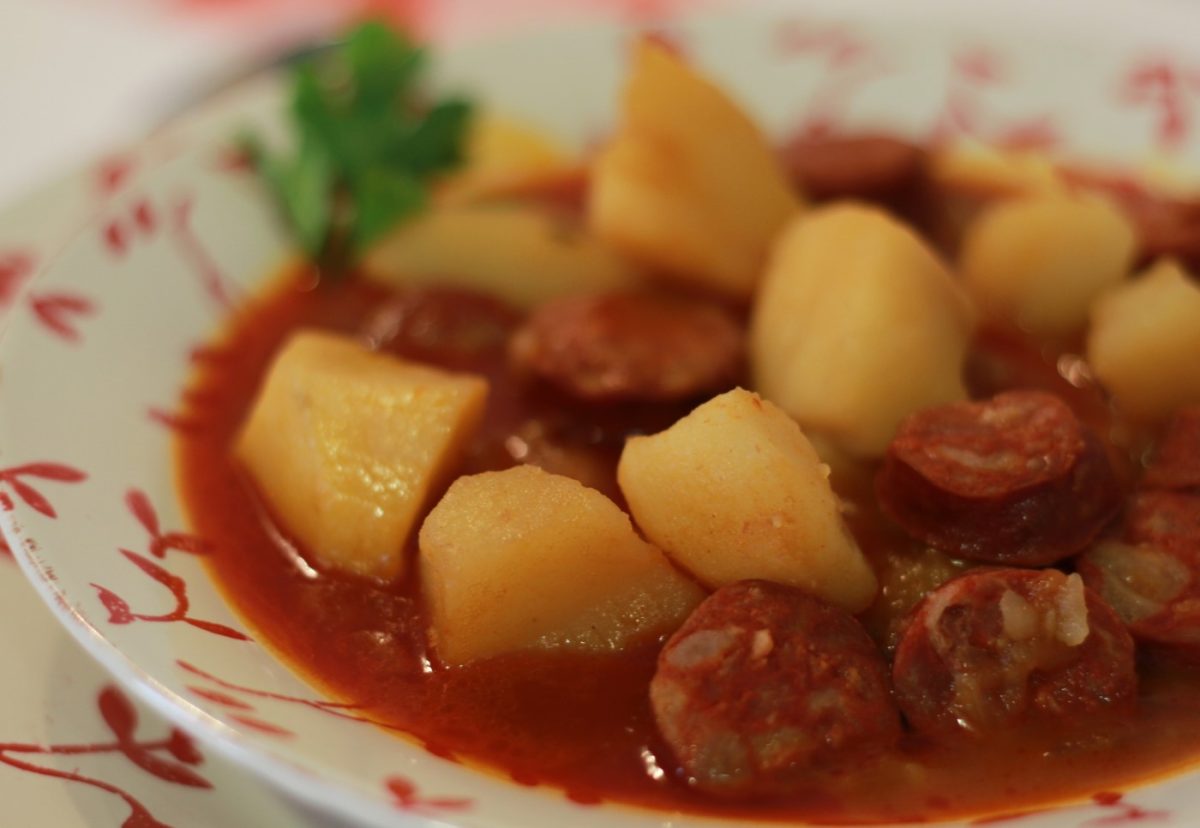 Patatas a la riojana. Receta tradicional de patatas con chorizo