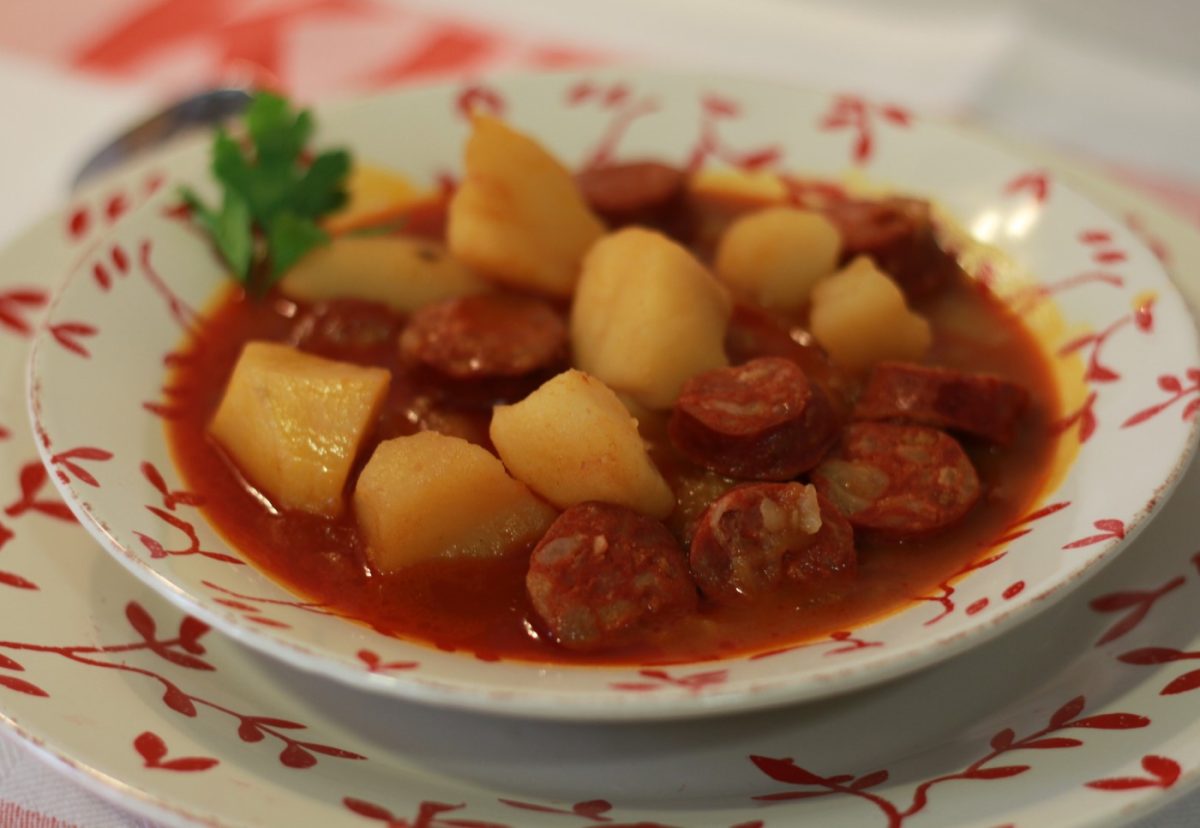 Patatas a la riojana. Receta tradicional de patatas con chorizo