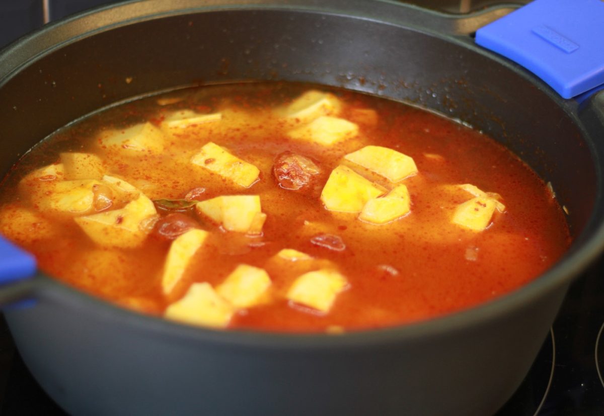 Patatas a la riojana. Receta tradicional de patatas con chorizo
