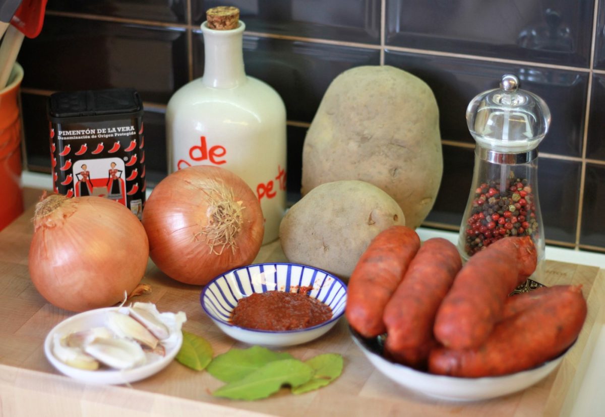 Patatas a la riojana. Receta tradicional de patatas con chorizo
